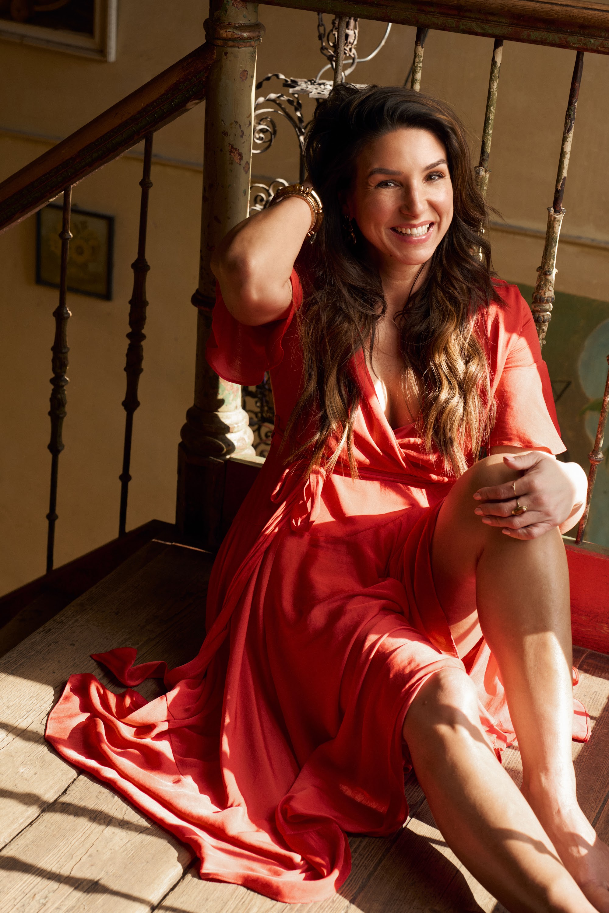 Carola Rodrigues Lopes in rode jurk